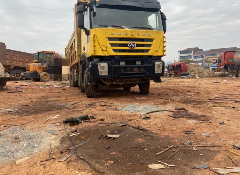 油污横流 固废遍地 马路边的报废机动车回收拆解企业为何无人监管?